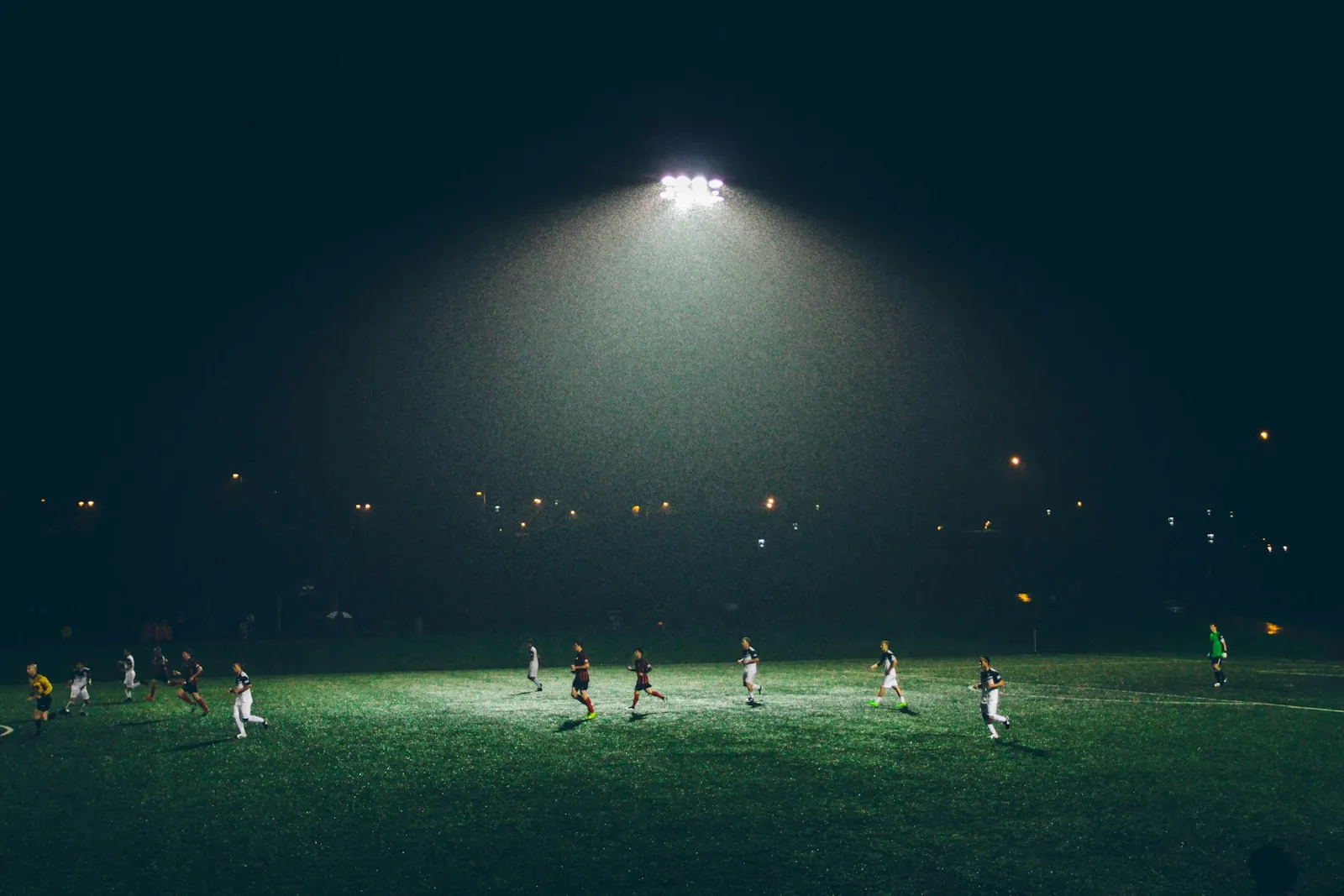Focos de un estadio de noche